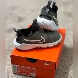 Nike Kids Flex Runner Shoes - Black and White 9c